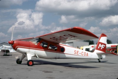 SE-COA med Maj-Flygs logga på fenan, här parkerad <br />på Bromma den 27 juli 1971, foto Freddy Stenbom