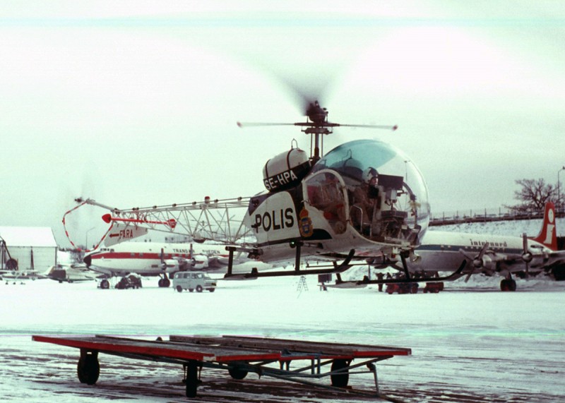 SE-HPA hovrar över transportvagnen på Bromma, ca1968. Foto: Benny Karlsson