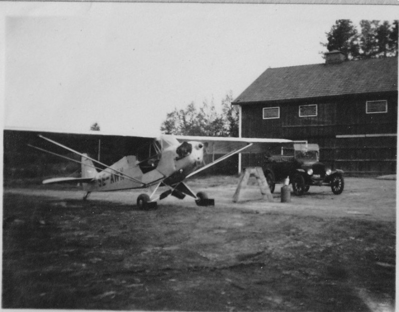 SE-AWK vid hangaren i Olofsfors. Ägare Nordmalings FK