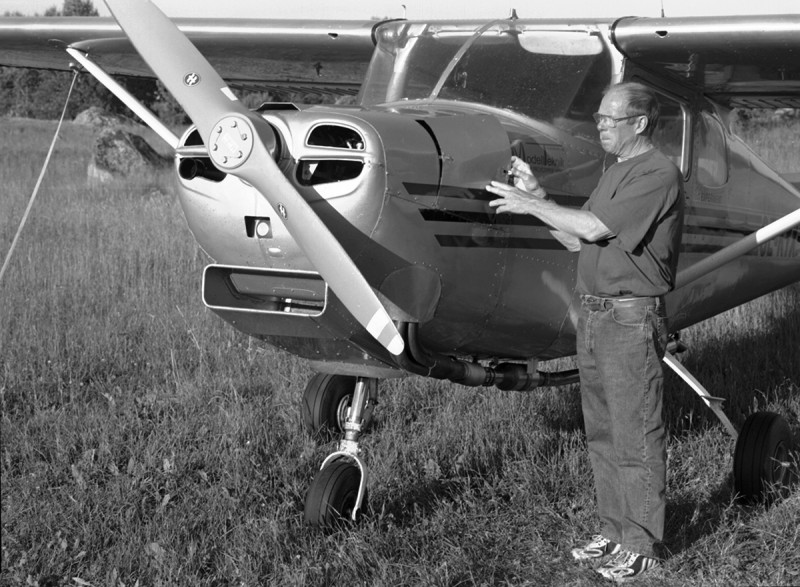 SE-KYX omkring år 2000. Byggaren och dåvarande ägaren Åke Andersson vid sin Cessna som är utrustad med en 5 cylindrig Volvo bilmotor. <br />Motorkåpan därför modifierad. Foto: Thorsten Fridlizius