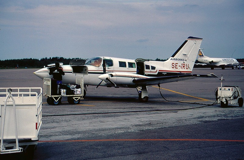 SE-IRU på Arlanda 1988-07-11, görs klar för flygning till Sveg. <br />Foto donerat av Elisabet Trässwall, Onsala som hennes avlidne bror tagit.