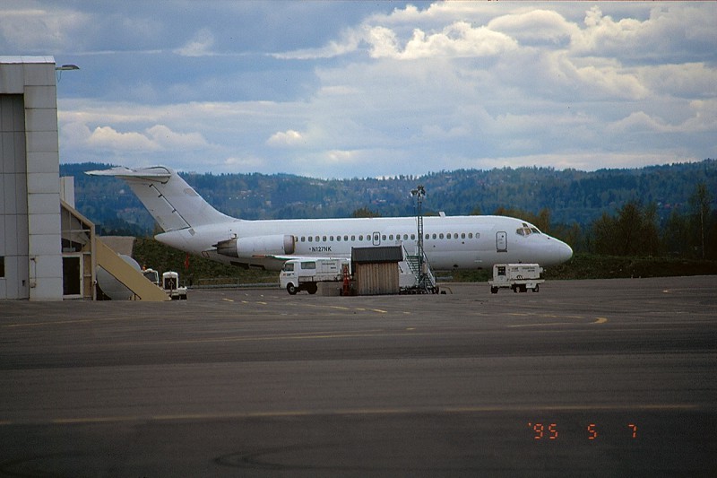 N127NK på Fornebu 1995-05-07 före ferryflygning. <br />Foto donerat av Elisabet Trässwall.