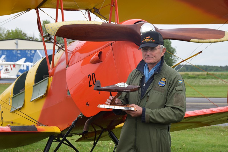 Kenneth Öhrn vid sin Tiger Moth med SFF:s Veteranflygpris på Falköping 2017-06-03. Foto: Sven-Erik Jönsson