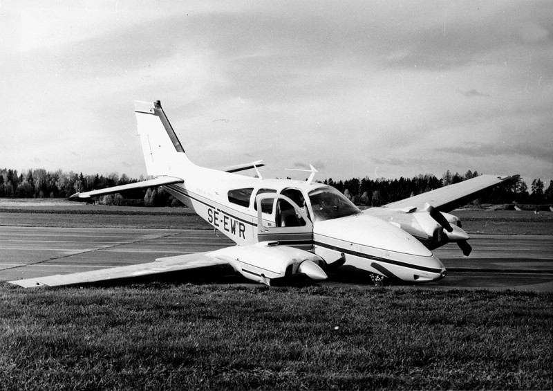 SE-EWR efter landningshaveriet på Västerås Hässlö den 29 oktober 1969. Foto ur Freddy Stenboms donerade samling.