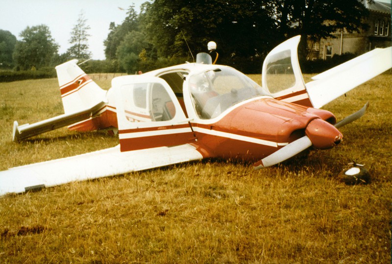 SE-FOF efter haveriet vid Sywell, England den 4 juli 1975. Foto ur Freddy Stenboms donerade samling.