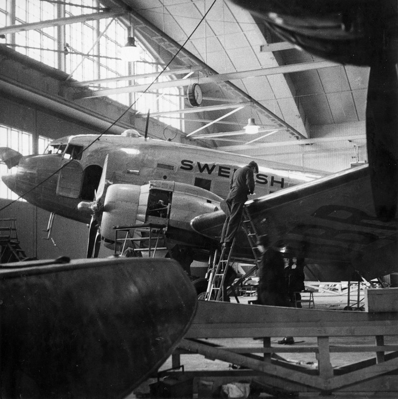 SE-BBR, i Swedish Air Lines färger, troligen samma hangar som första fotot ovan. Fotot bör vara taget 1947-1948.