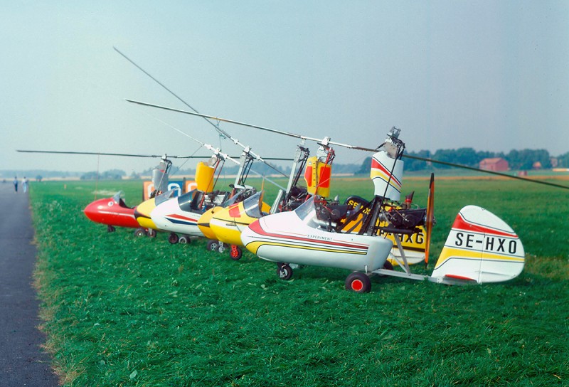 SE-HXO och ytterligare fyra autogyro, troligen 1981. Plats ej känd. Foto ur Freddy Stenboms donerade samling.