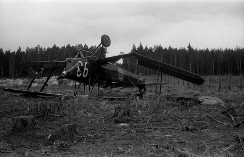 5568 efter haveri i samband med nödlandning 1944-04-30. Var inträffade haveriet. <br />Foto ur Freddy Stenboms donerade samling.