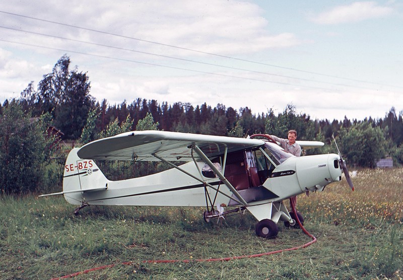 SE-BZS tankas på ett provisoriskt flygfält ca 1955. Fotot är beskuret. Foto Richard Kjellberg