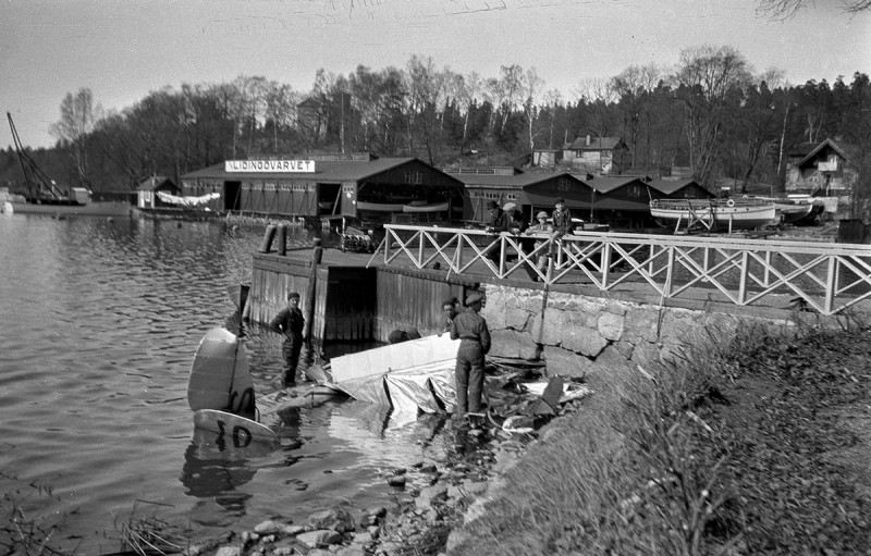 S-AABM efter haveri i vattnet mellan Tranholmen och Lidingö den 4 maj 1928. Skannat från 6x9 cm negativ. Okänd fotograf.