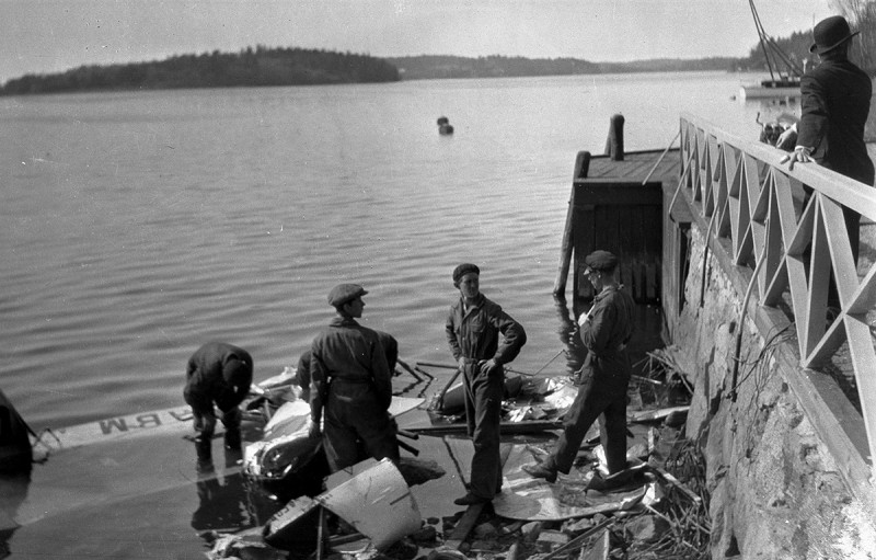 S-AABM efter haveri i vattnet mellan Tranholmen och Lidingö den 4 maj 1928. Skannat från 6x9 cm negativ. Okänd fotograf.