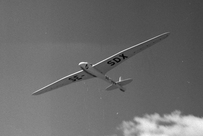 SE-SDX över Ålleberg vid segelflyg-SM 10-17 juli 1955 på Ålleberg. Flögs av Sixten Gustafsson, från <br />Halle-Hunnebergs Flygklubb, havererade på tredje tävlingsdagen, men Gustafsson fullföljde tävlingarna <br />i en Olympia. Foto ur Yngve Norrvi's samling.