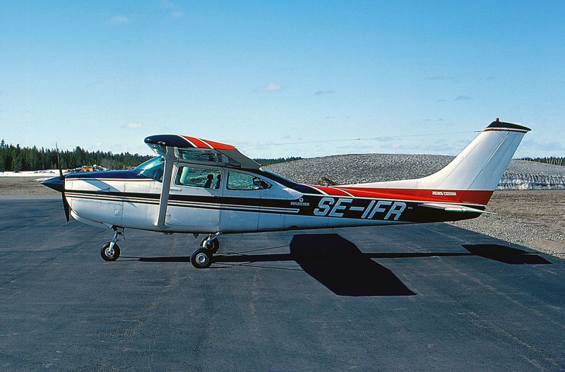 SE-IFR på Skellefteå 1982-04-26. Foto Rolf Larsson.