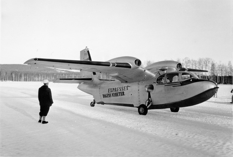 SE-CDE på sjön Rällingen i Långshyttan, strax efter <br />landning den 31 mars 1959 ca kl 14.30. Pilot var Inge Jansson<br />Foto: Lars Eriksson