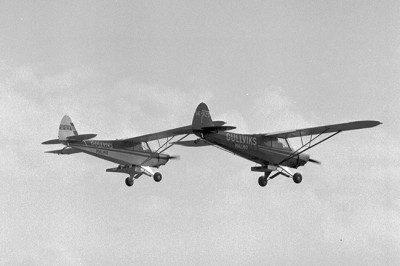 SE-BZS roteflyger med SE-CEB (t.v.) över Bulltofta i april 1959. Foto: Bertil Rubin