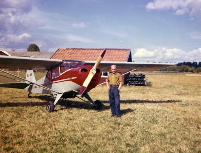 SE-ARF på en åker strax norr om Delsbo den 30 juli 1959.<br />Vid flygplanet står Henry Hellberg, anställd vid Aerofoto <br />från slutet 1950-talet och några år in på 1960-talet.<br />Foto genom Henry Hellberg/Martin Hellberg