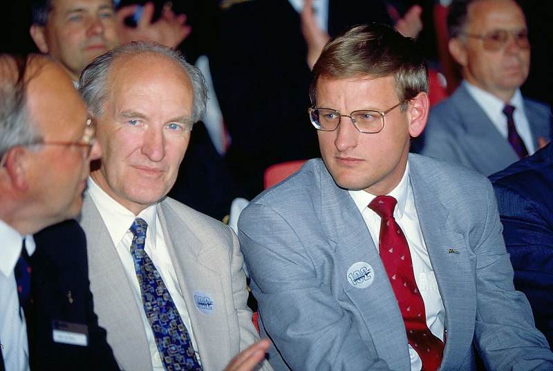 Vem sitter till vänster om Carl Bildt? Foto: Freddy Stenbom