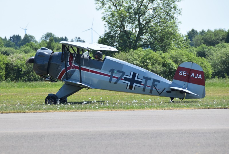 SE-AJA taxar in efter landning på ESGK Falköping vid EAA Fly-in den 2 juni 2018.  Foto: Sven-Erik Jönsson