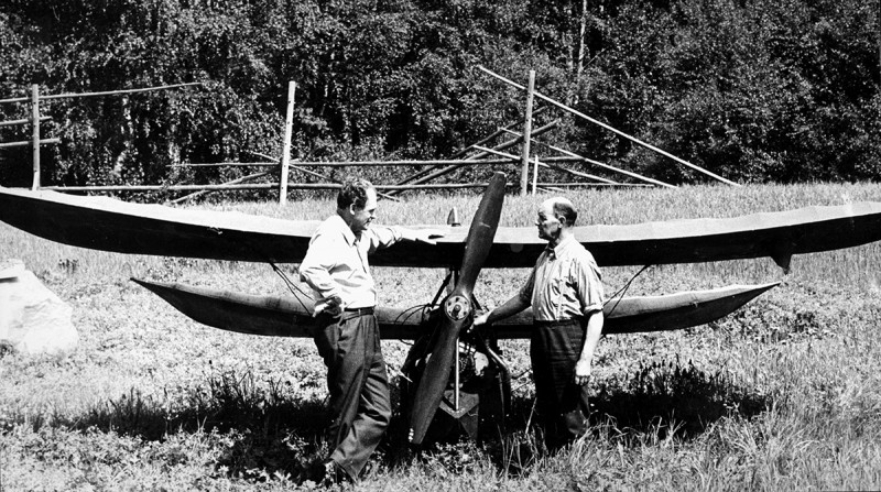 Vem är personerna, när och var är fotot taget? Finns det uppgifter om denna Flygande Loppa?<br />Foto ur Flygrevyns donerade samling