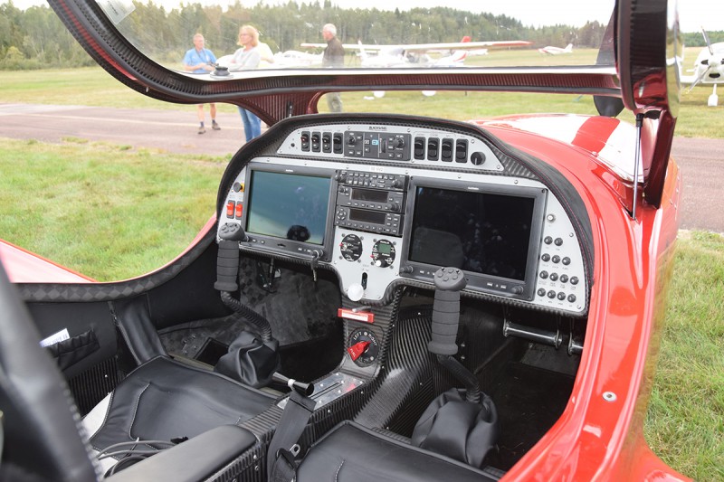 SE-VVD på Siljansnäs 2018-08-11. Utrustad med två Garmin G3X EFIS displayer. Foto: Sven-Erik Jönsson