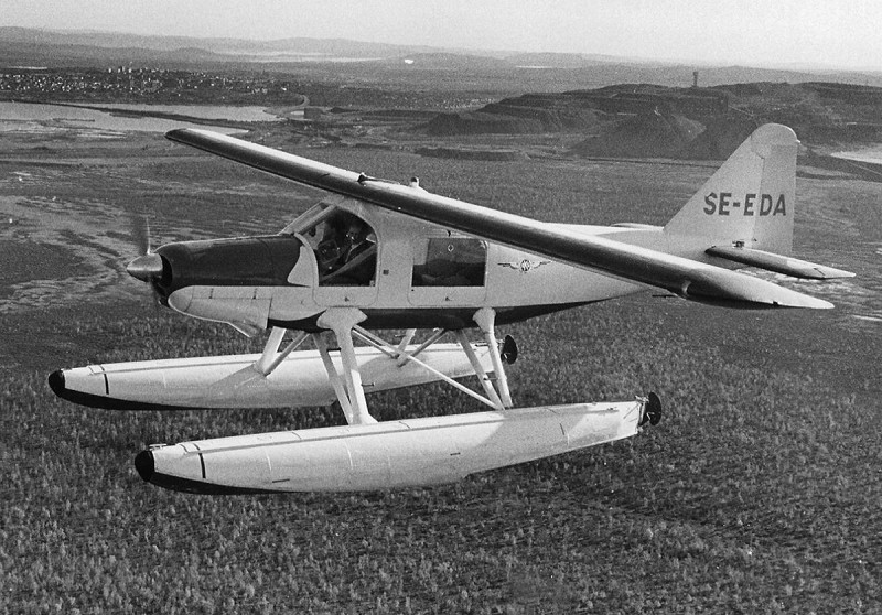 SE-EDA i luften över Kiruna. Propellern ser ut att vara tvåbladig, varför fotot måste vara taget före <br />typändring till S-2 år 1965, då den fick trebladig propeller. På fotots baksida var dock noterat 1966-07-10. <br />Foto: Olle Ek.