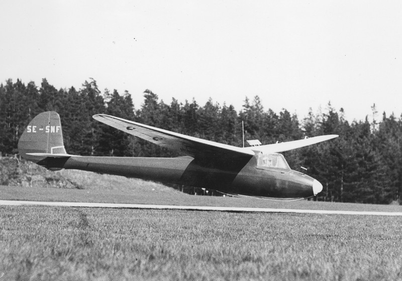 SE-SNF landar på Malmen 1955. Foto via Linköpings Flygklubb.