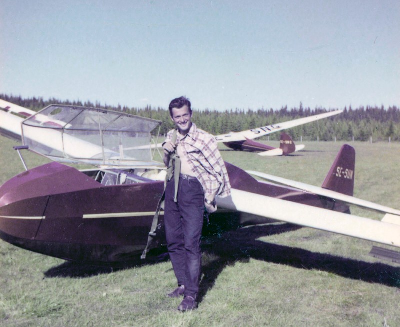 Ulf Abrahamsson framför Bergfalke II/55, SE-SUN, enligt uppgift sommaren 1957. Foto: Bernt Abrahamsson