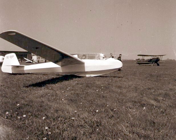 En BF II/55 från före min tid, SE-SXP med kantig huv, låg fena/sidoroder och släpsporre, i Eslöv skulle jag tro. Foto via Gunnar Nordin.