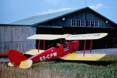 SE-CPW vid Halmstad Flygklubbs hangar på F 14 flygfält 1969.<br />Foto ur Freddy Stenboms donerade samling