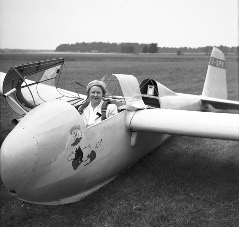 SE-SPK på Vinninga / Sävare, Lidköping 1953. Ej känt vem som sitter i flygplanet.  Foto via Thorsten Fridlizius.