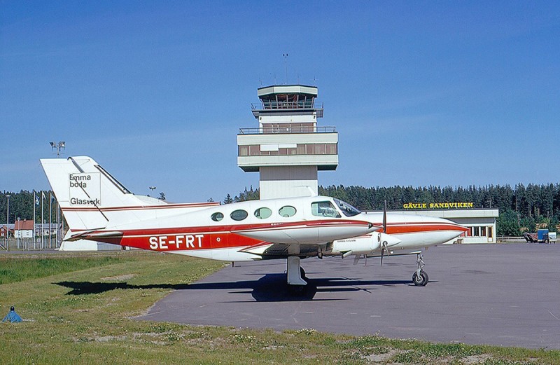 Cessna 402B, SE-FRT på Gävle Sandvikens flygplats 1973-06-20. Foto: Leif Fredin