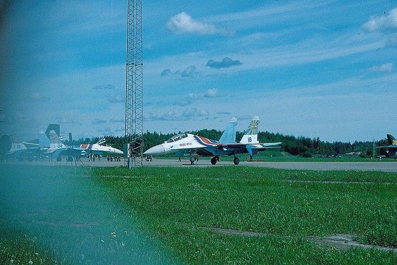 Sukhoi Su-27 märkt kod blå 19, blå 04 och blå 18. Längst till höger syns fenan till Hawker Hunter, märkt 30 Jahre Patrouille Suisse. <br />Hawker Hunter J-4030 hade denna märkning när den kom till Sverige 1995, men det fanns kanske fler Hawker Hunter med denna märkning.<br />Foto: Carl-Henrik Olausson