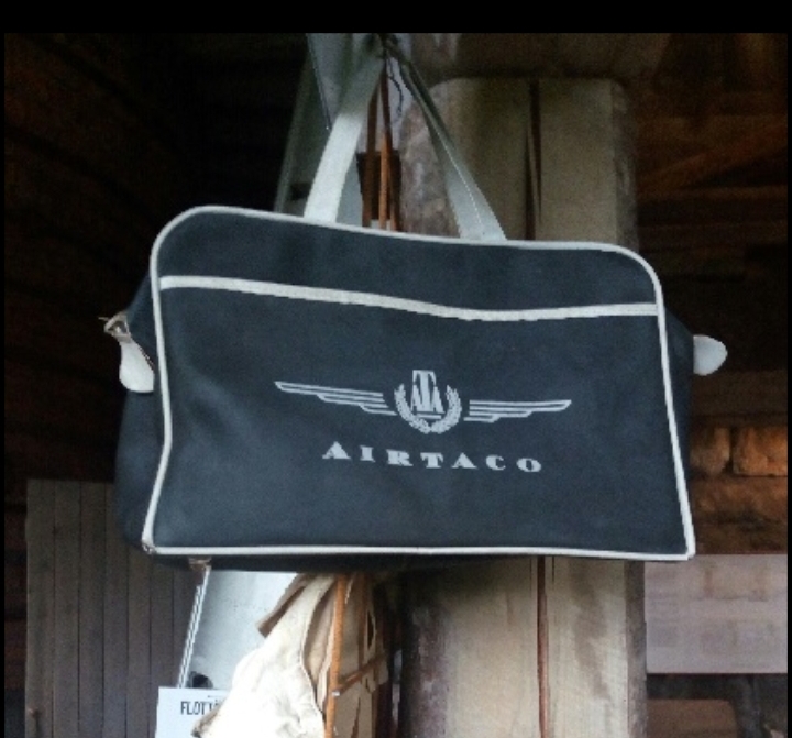 AIRTACO handväska visas på den flyghistoriska utställningen i Olofsfors / Krigsflygfält 19