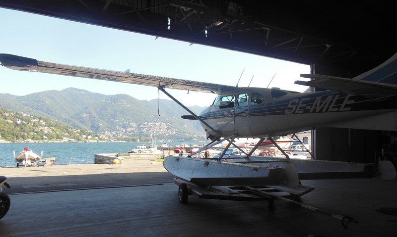 SE-MLE i Aero Club di Como's hangar 2019-08-30. På andra sidan gatan finns slip ned i Lago di Como. Foto: Giorgio Rizzi