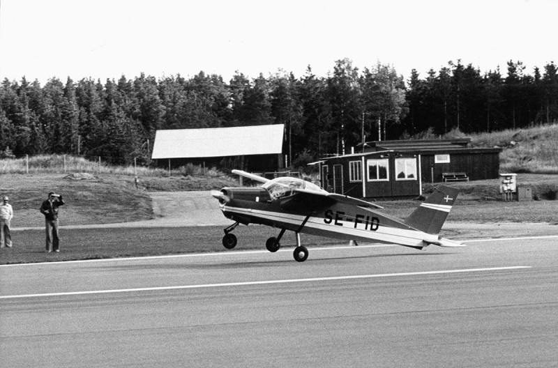 SE-FID landar, troligen slutet 1970-tal eller 1980-tal.<br />Foto ur Flygrevyns donerade samling.