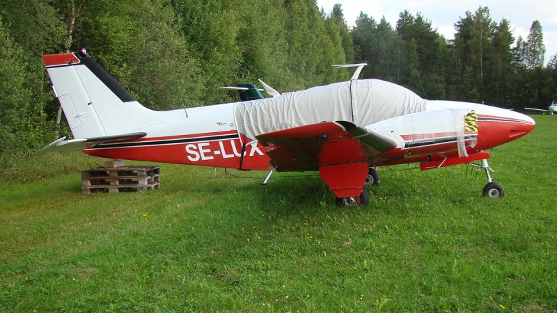 SE-LUX uppställd på Dala Järna 2015-08-08 efter noshjulshaveri. Foto: Sven-Erik Jönsson