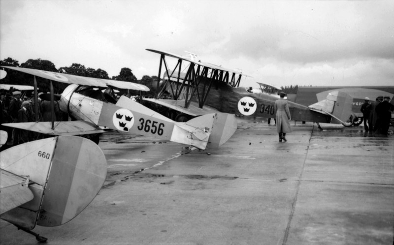 Ö 1, Tummelisa 3656 finns bevarad på Flygvapenmuseum. Längst till vänster syns fenan till Ö 1, Tummelisa 660 som kasserades 1935<br />Och vilken B1, Fiat BR eller B 2, Fiat BR1 kan det vara?  Foto ur Freddy Stenboms/Allt om Hobby donerade samling.