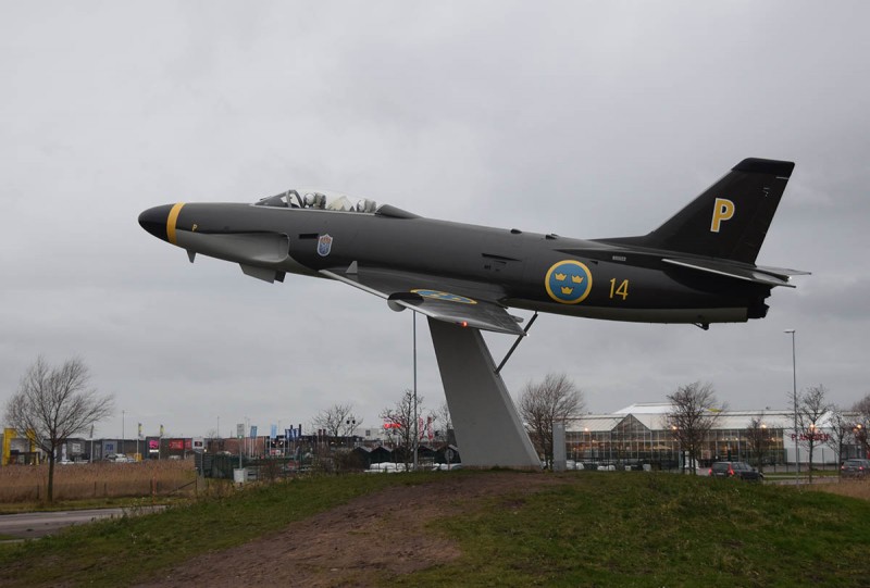 A 32A Lansen nr 32094/32127 på betongpelare vid rondellen Karlsrovägen-Tre Hjärtans väg <br />(infarten till Halmstad City Airport) i Flygstaden, Halmstad. Foto: Sven-Erik Jönsson