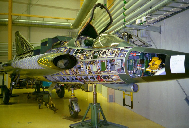 J 35F-2 nr 35609 på Gripenskolan, Skavsta, Nyköping den 1999-04-25. Foto: Lennart Berns