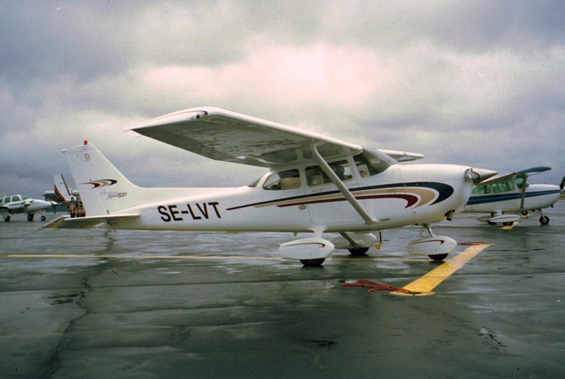 SE-LVT före start från Bangor den 23 oktober 2003. Ferrytank som rymde 124 US Gallons installerad, synligt i fönster. <br />HF-antenn under flygplanet, med 40 m utrullningsbar antennwire. Foto: Sven-Erik Jönsson