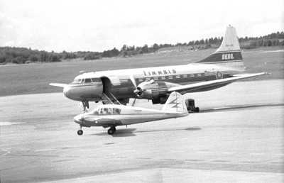 SE-CUI på Bromma, juli 1961. I bakgrunden en Convair 340/440.<br />Foto: Peter Öhman