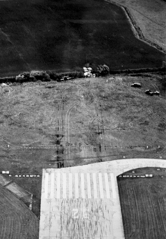 Flygfoto över haveriplatsen, här syns båda flygplanen vid / i Kägleån. Foto ur Sven Stridsbergs donerade samling.