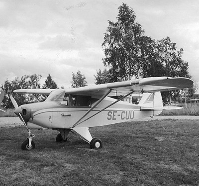 SE-CUU på Edsbyns flygplats den 11 augusti 1973. Foto: Tord Backeby