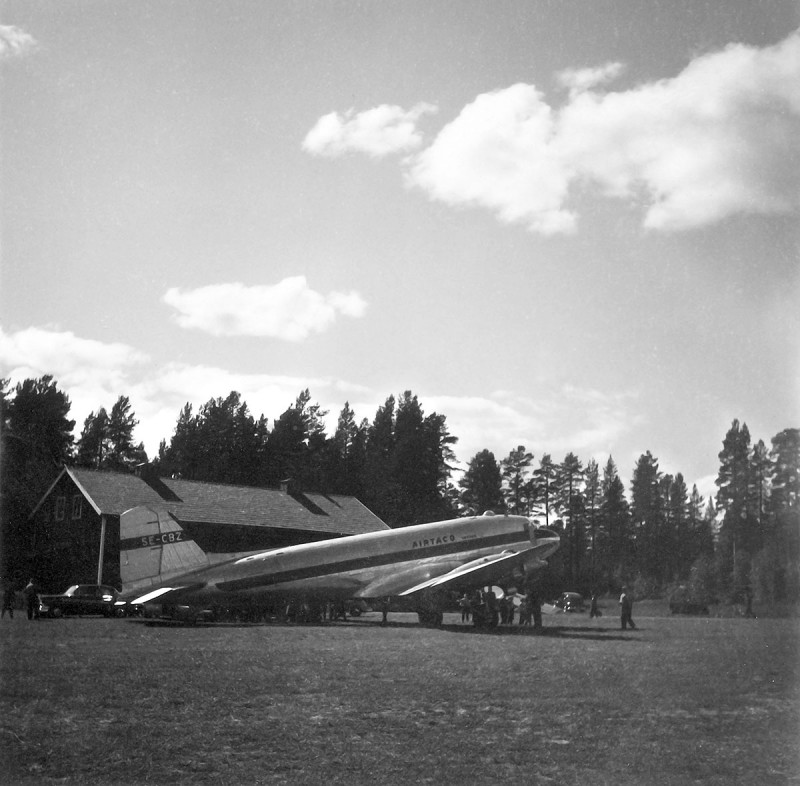 SE-CBZ i Airtaco's målning, fotograferad på Olofsfors, Nordmaling flygplats. Datum ej känt. <br />Foto från Olofsfors Flygfälts Intressegrupp via Alf Johansson.