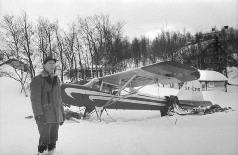 Henry Österlund vid SE-CMD omkring 1964-1966. Fotot är taget för Västerbottens Folkblad av redaktören och fotografen Lennart Sehlin. <br />Bilden tillhör och används av Vilhelmina Fotoarkiv, Vilhelmina Kommun.