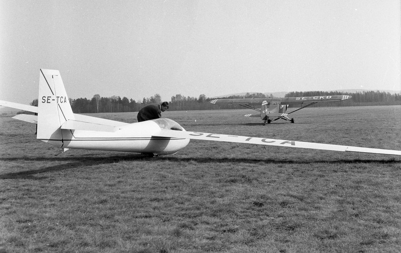 SE-TCA efter bogserflygplanet Piper Super Cub, SE-CKB. Troligen på Borlänge någon gång på 1960-talet. Foto: Hans Nygren