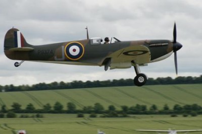 Spitfire Mk.1 landar. Landningsklaffen fungerar även som luftbroms.