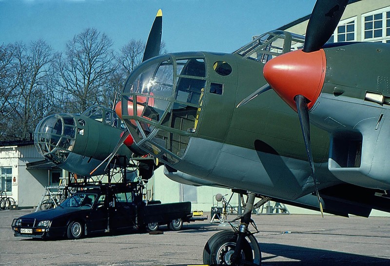 B 18B nr 18172 och en atrapp av B 18B som placerats på en bil. Enl. uppgift finns atrappen på F 21 museum. Foto: Lars E Lundin.