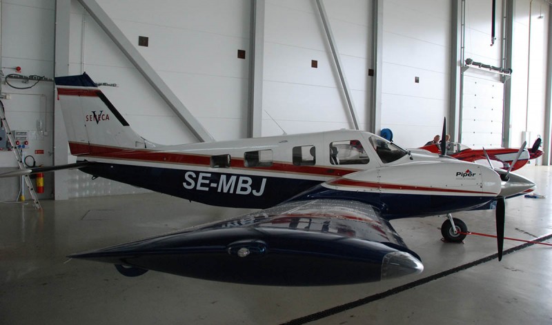 SE-MBJ i hangar på Halmstad 2013-07-05. Foto: Sven-Erik Jönsson.