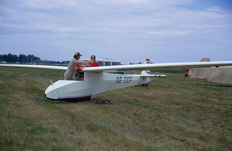 SE-TCF på Hovby, Lidköping den16 juni 1974. Männen vid flygplanet är t.v. segelflygläraren och tävlingspiloten Sigge Nilsson <br />och till höger Leif Löfdahl. Foto: Sven Kull